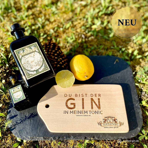 V-SINNE Schwarzwald Gin Frühstücksbrettle mit Gin und Zitrone in der Natur